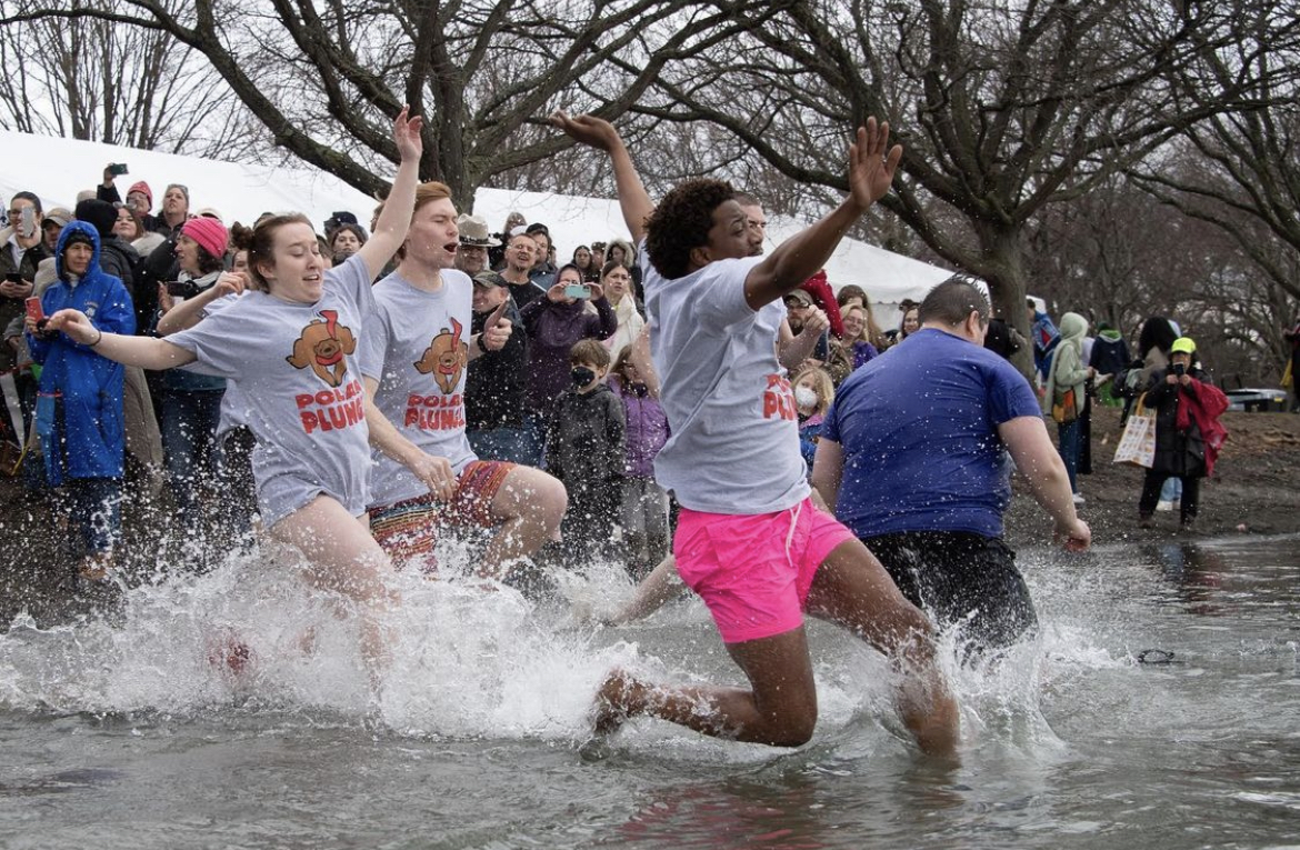Cornell students run into cold water for 2022 SONY Polar Plunge.