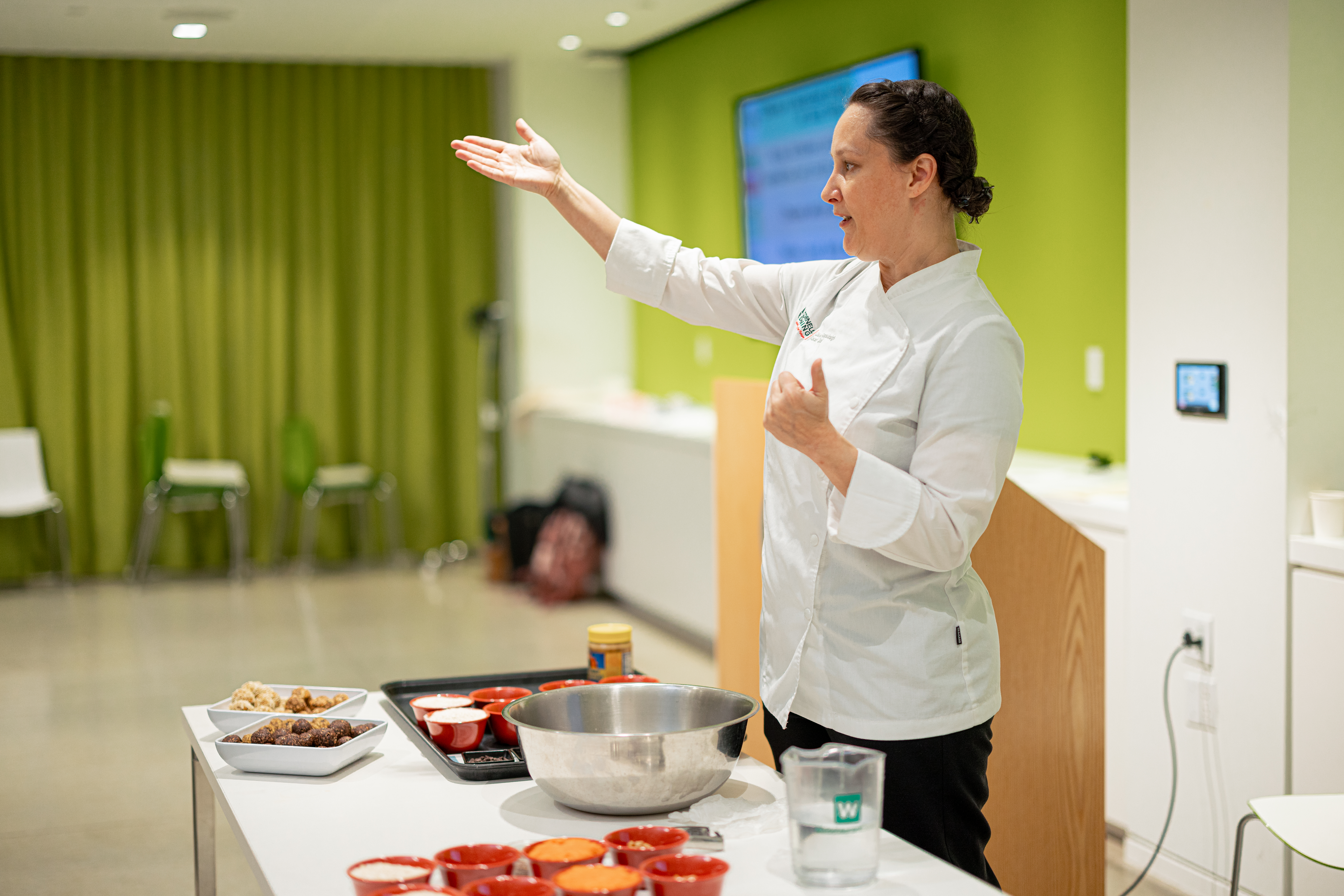 Senior chef Chloe Greenhalgh teaches a cooking class at the College of Veterinary Medicine.