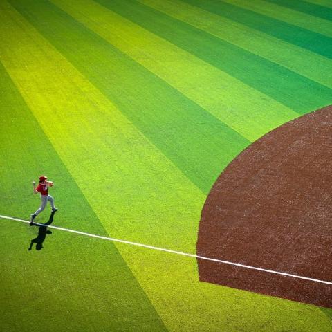 Baseball player throwing ball