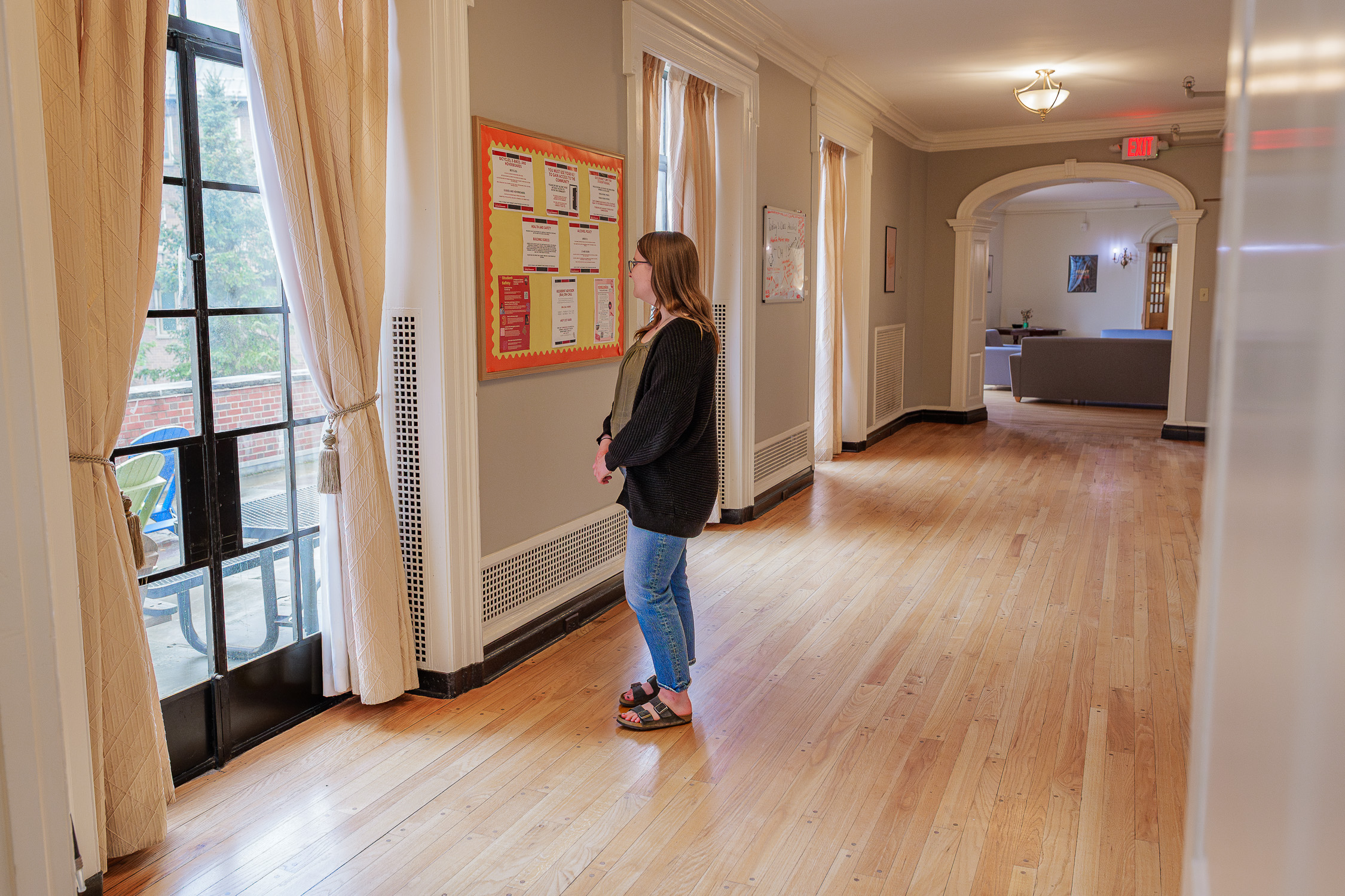 Kira Pawletko '26 reads a bulletin board in EEC