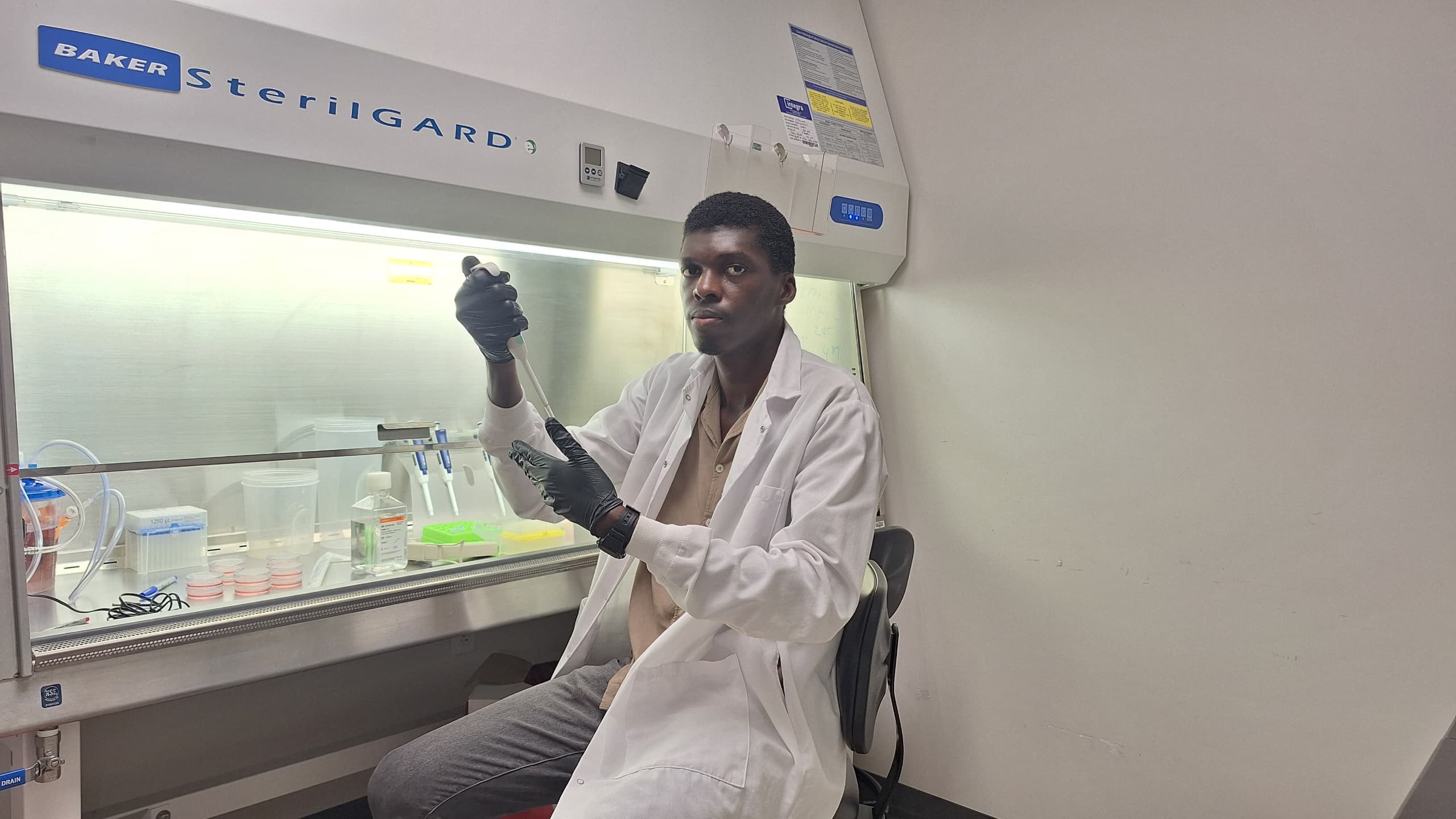 Pius Amartey ’27 sets up of an experiment to determine the effect of lipids on growth of tumor cells at the Veterinary College (Provided)