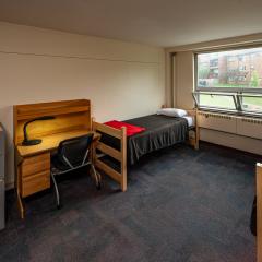 Double room with two twin beds, a desk, a chair, a set of drawers, and a window.